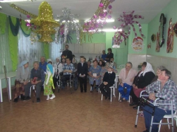 Воспитанники воскресной школы поздравили одиноких людей с Рождеством Христовым и подарили им подарки