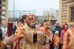 В день памяти святого великомученика Георгия Победоносца епископ молился с прихожанами Георгиевского храма п. Жатай