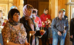 Благодатный огонь встретили жители поселков Чернышевский и Светлый