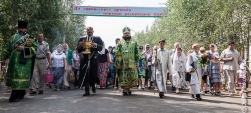 По улицам Мирного в день Святой Троицы прошел общегородской Крестный ход