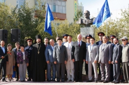 Священник принял участие в возложении цветов у памятника выдающемуся губернатору Якутской области