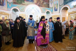 В праздник Собора Пресвятой Богородицы епископ Роман совершил Литургию в Никольском храме Якутска