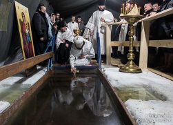 Епископ Якутский и Ленский Роман совершил великое освящение воды на реке Лена