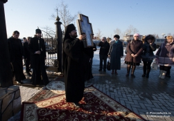 Частица Животворящего Креста Господня принесена в Ленское благочиние