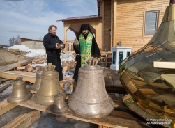 Освящены купола, колокола и кресты храма великомученика Пантелеимона в поселке Пеледуй