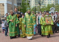 В день Святой Троицы архиерей возглавил крестный ход по улицам города Мирного