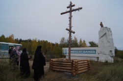 Освящен поклонный крест на въезде в поселок Мохсоголлох