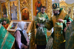 В Вербное воскресенье епископ Роман поздравил с днем рождения одну из первых прихожанок Преображенского собора