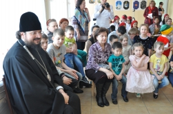 Епископ поздравил детей-сирот с Пасхой