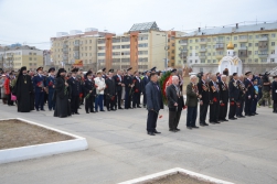 Якутский архипастырь принял участие в возложении цветов к памятнику Воину-Победителю