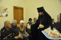  Епископ посетил бездомных в день памяти святителя Николая