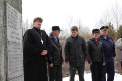 В Алдане накануне Дня Победы священник поздравил ветеранов