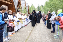 Архипастырь посетил православный детско-юношеский центр отдыха «Петропавловский городок» на берегу Алдана