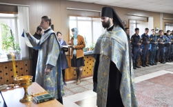 В праздник иконы Божией Матери "Неопалимая Купина" священник благословил якутских спасателей