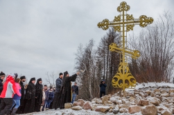 В Алдане освящен поклонный крест