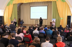 Архиерей начал визит в Ленск с общения с детьми и молодежью