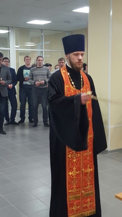 Священник поздравил работников ГОК "Удачнинский" с днём памяти великомученицы Варвары