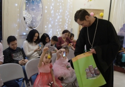 Подопечные Реабилитационного центра для несовершеннолетних получили рождественские подарки