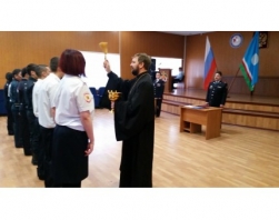 Священник благословил молодых сотрудников МВД в Мирнинском районе